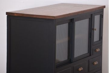 レトロ家具　昭和レトロ　モールガラス入り!脚付きペイント収納棚