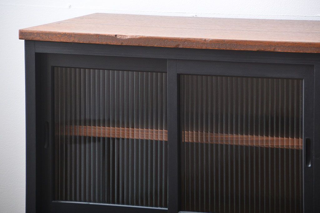 レトロ家具　昭和レトロ　モールガラス入り!脚付きペイント収納棚