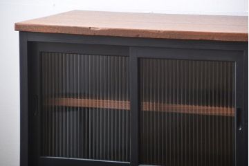 レトロ家具　昭和レトロ　モールガラス入り!脚付きペイント収納棚