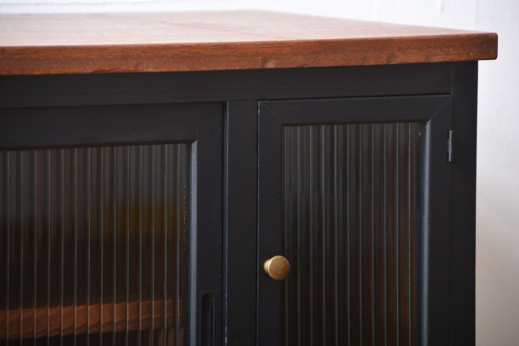 レトロ家具　昭和レトロ　モールガラス入り!脚付きペイント収納棚