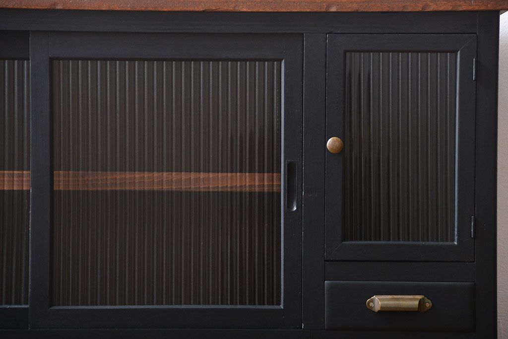 レトロ家具　昭和レトロ　モールガラス入り!脚付きペイント収納棚