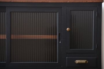 レトロ家具　昭和レトロ　モールガラス入り!脚付きペイント収納棚