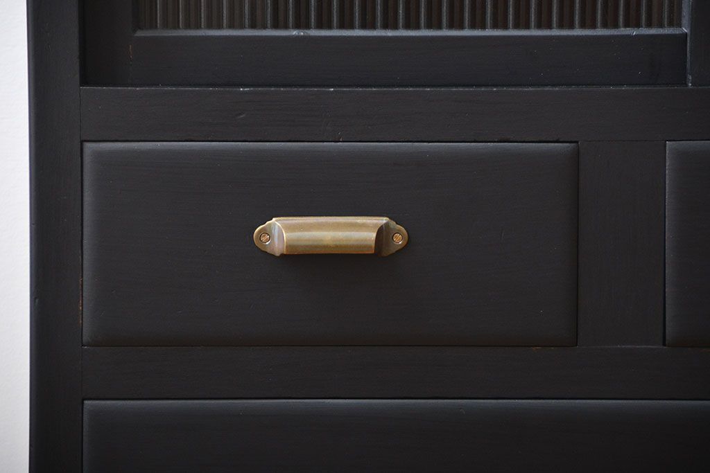 レトロ家具　昭和レトロ　モールガラス入り!脚付きペイント収納棚