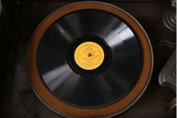 ジャンク品　レコードプレーヤー(蓄音機)　ビクターJRE-31