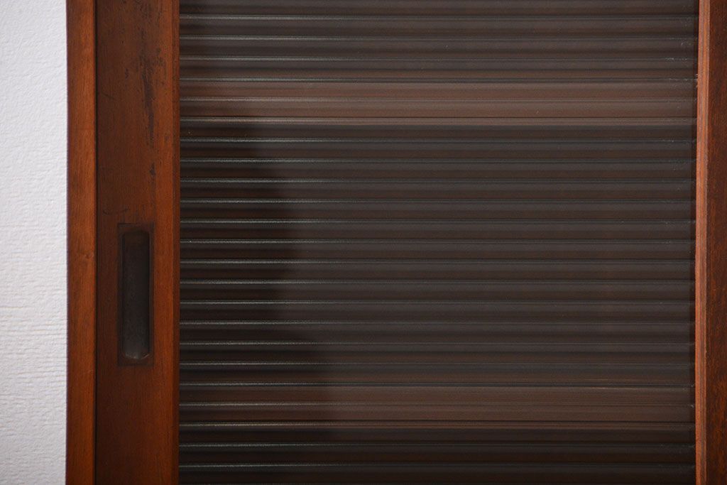 レトロ家具　昭和レトロ　モールガラス入りガラス戸収納棚