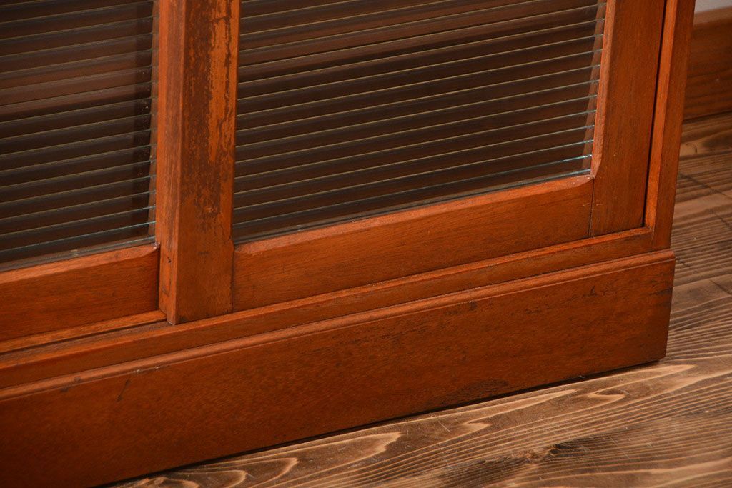 レトロ家具　昭和レトロ　モールガラス入りガラス戸収納棚