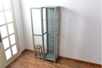 ヴィンテージ家具　イギリスビンテージ　縦型ペイントガラスケース