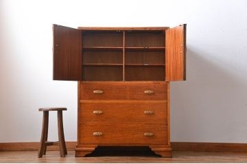 アンティーク家具　イギリスアンティーク　扉付きチェスト