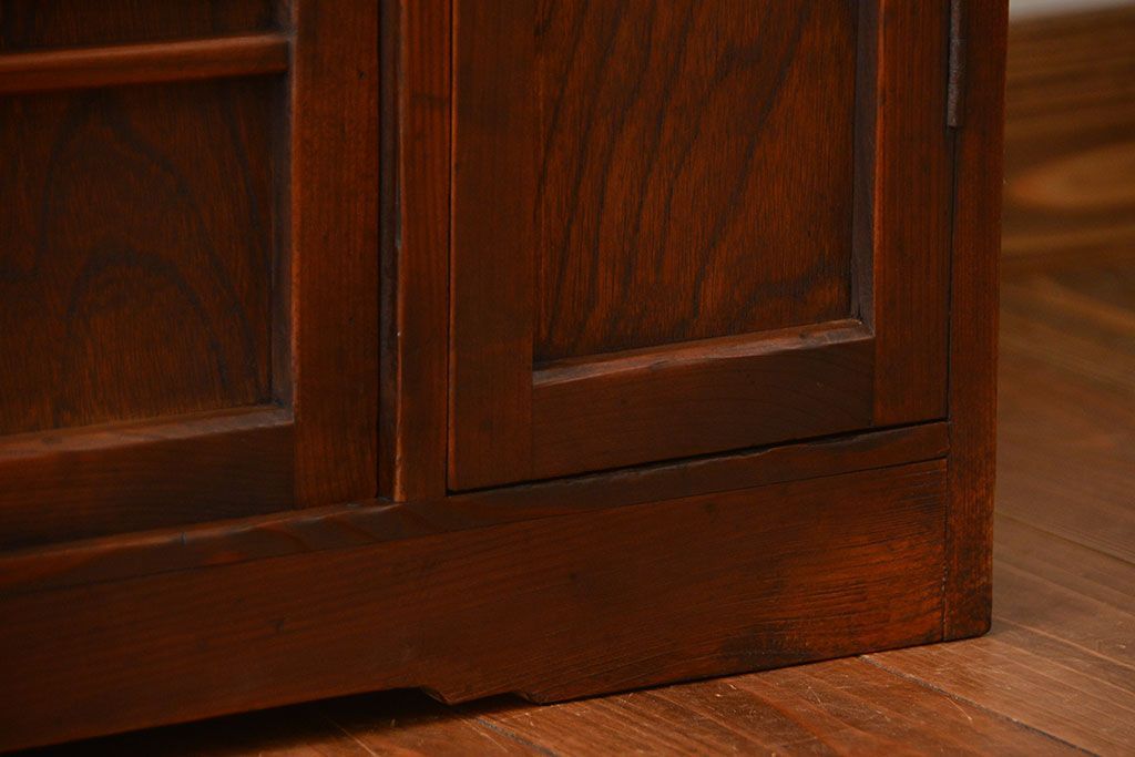 レトロ家具　昭和レトロ　味わい深い収納棚