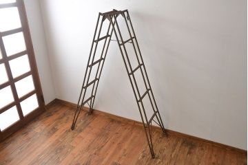 アンティーク雑貨　昭和レトロ　シャビーなアイアンの脚立(梯子)