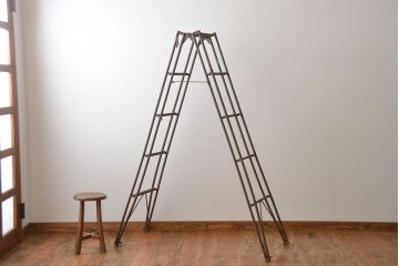 アンティーク雑貨　昭和レトロ　シャビーなアイアンの脚立(梯子)