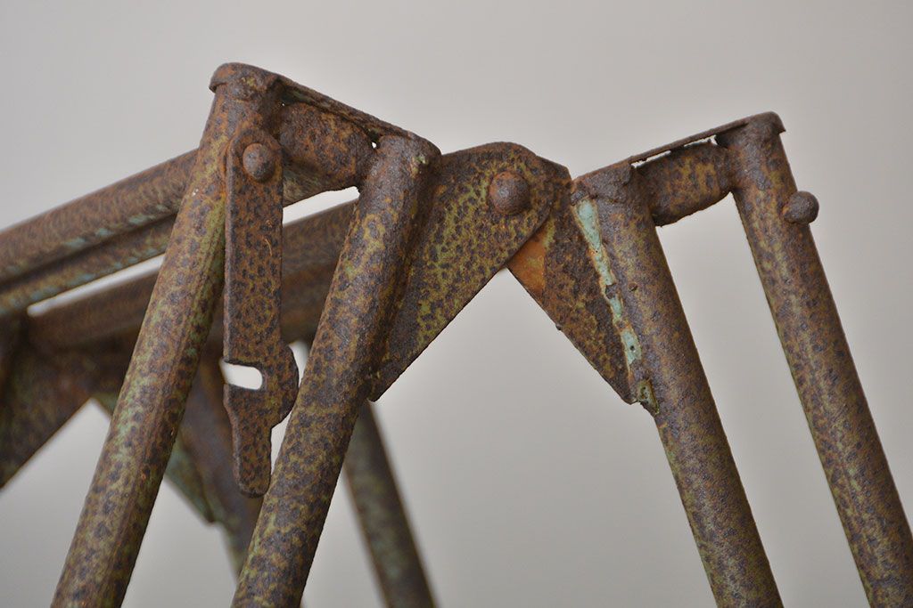 アンティーク雑貨　昭和レトロ　シャビーなアイアンの脚立(梯子)