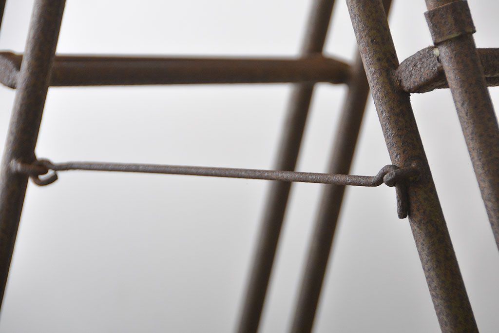 アンティーク雑貨　昭和レトロ　シャビーなアイアンの脚立(梯子)