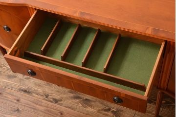 アンティーク家具　イギリスアンティーク　メープル材の上品なサイドボード