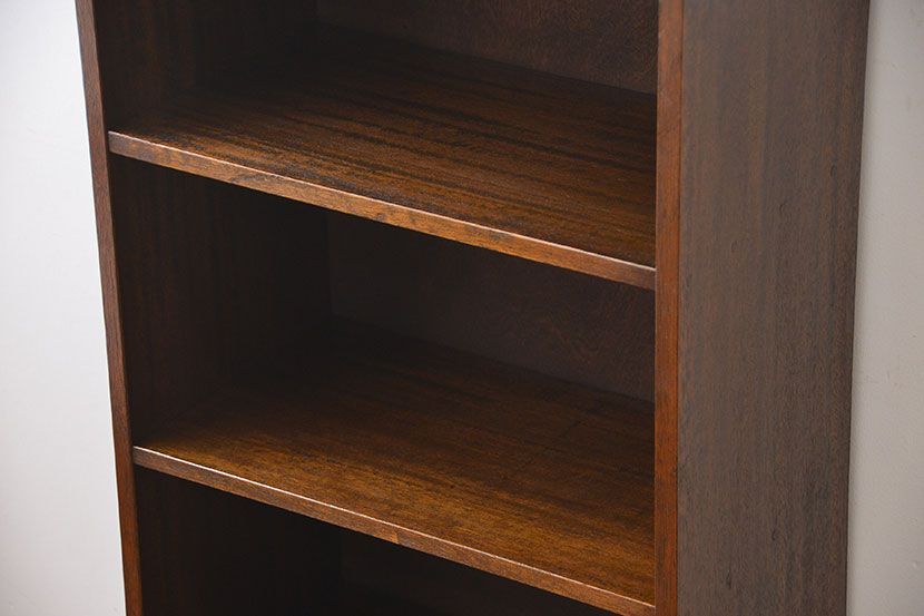 アンティーク家具　ナチュラルスタイル　シンプルな本棚