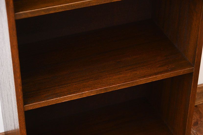 アンティーク家具　ナチュラルスタイル　シンプルな本棚