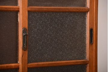 レトロ家具　昭和レトロ　ダイヤガラス入り脚付き収納棚