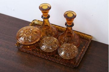 アンティーク雑貨　イギリスアンティーク　琥珀色ガラスのドレッサーセット(キャンドルスタンド)