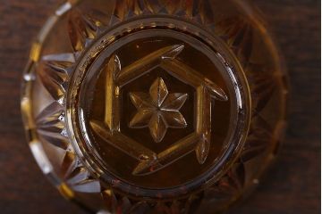 アンティーク雑貨　イギリスアンティーク　琥珀色ガラスのドレッサーセット(キャンドルスタンド)