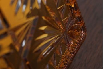 アンティーク雑貨　イギリスアンティーク　琥珀色ガラスのドレッサーセット(キャンドルスタンド)