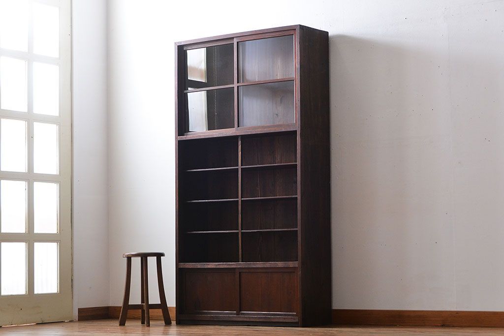 アンティーク家具　アンティーク　引き戸付き薄型収納棚(キャビネット)