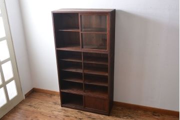 アンティーク家具　アンティーク　引き戸付き薄型収納棚(キャビネット)