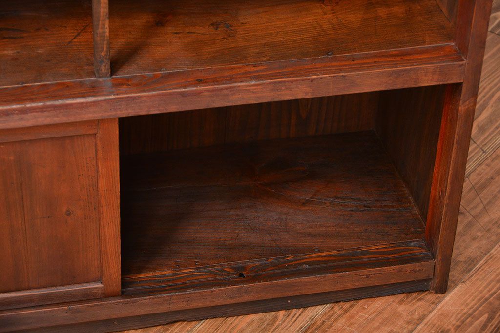 アンティーク家具　アンティーク　引き戸付き薄型収納棚(キャビネット)