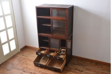 アンティーク家具　アンティーク　前面欅材!ダイヤガラス入り引き戸収納棚
