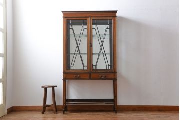 アンティーク家具　イギリスアンティーク　内部の背面が鏡のお洒落なキャビネット
