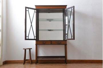 アンティーク家具　イギリスアンティーク　内部の背面が鏡のお洒落なキャビネット