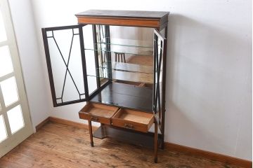 アンティーク家具　イギリスアンティーク　内部の背面が鏡のお洒落なキャビネット