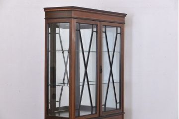 アンティーク家具　イギリスアンティーク　内部の背面が鏡のお洒落なキャビネット