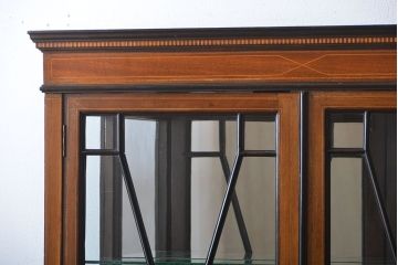 アンティーク家具　イギリスアンティーク　内部の背面が鏡のお洒落なキャビネット