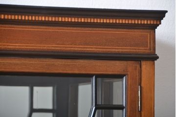 アンティーク家具　イギリスアンティーク　内部の背面が鏡のお洒落なキャビネット