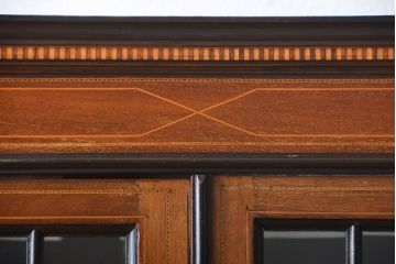 アンティーク家具　イギリスアンティーク　内部の背面が鏡のお洒落なキャビネット