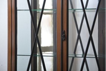 アンティーク家具　イギリスアンティーク　内部の背面が鏡のお洒落なキャビネット