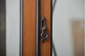 アンティーク家具　イギリスアンティーク　内部の背面が鏡のお洒落なキャビネット