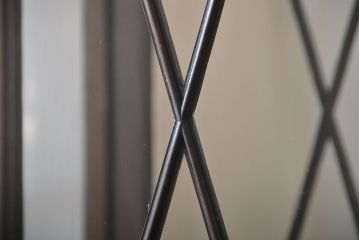 アンティーク家具　イギリスアンティーク　内部の背面が鏡のお洒落なキャビネット