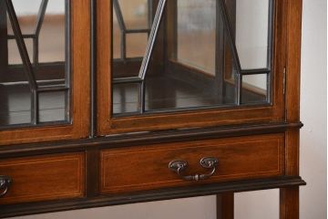 アンティーク家具　イギリスアンティーク　内部の背面が鏡のお洒落なキャビネット