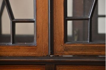 アンティーク家具　イギリスアンティーク　内部の背面が鏡のお洒落なキャビネット