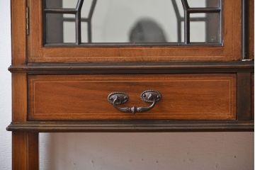 アンティーク家具　イギリスアンティーク　内部の背面が鏡のお洒落なキャビネット