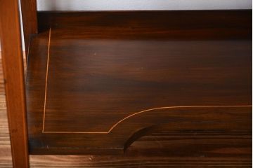 アンティーク家具　イギリスアンティーク　内部の背面が鏡のお洒落なキャビネット