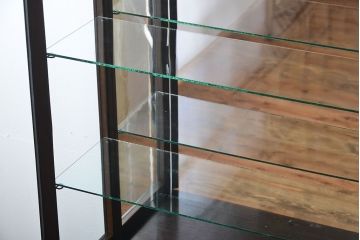 アンティーク家具　イギリスアンティーク　内部の背面が鏡のお洒落なキャビネット