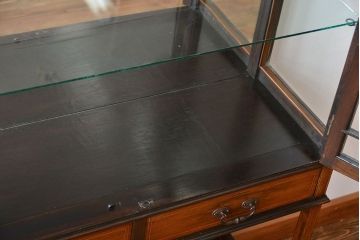 アンティーク家具　イギリスアンティーク　内部の背面が鏡のお洒落なキャビネット