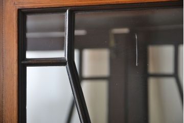 アンティーク家具　イギリスアンティーク　内部の背面が鏡のお洒落なキャビネット