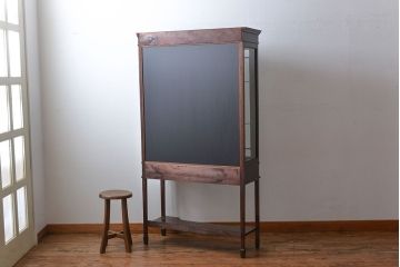 アンティーク家具　イギリスアンティーク　内部の背面が鏡のお洒落なキャビネット