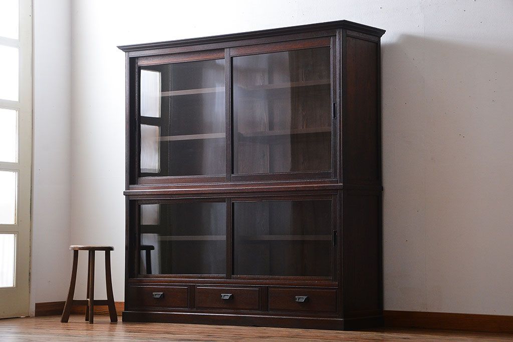 アンティーク家具　大正ロマン　引き出し付き!大きなガラス引き戸収納棚