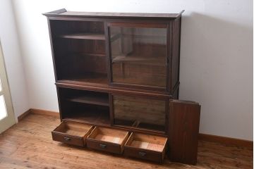 アンティーク家具　大正ロマン　引き出し付き!大きなガラス引き戸収納棚