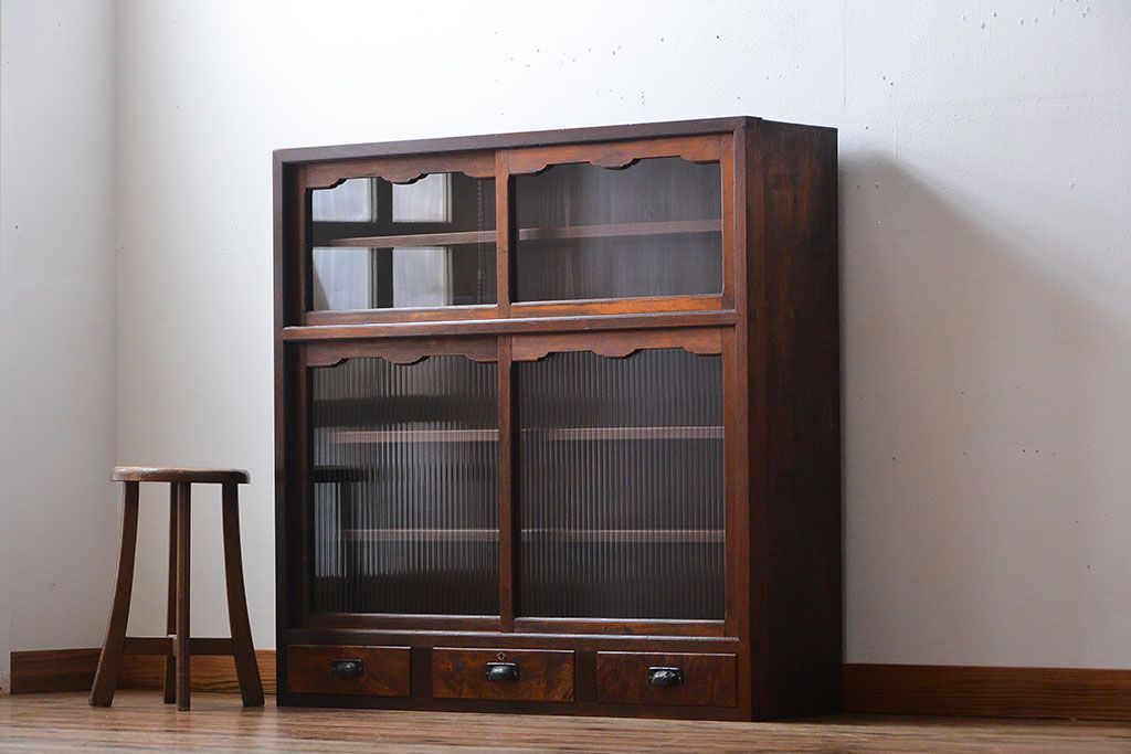 アンティーク家具　アンティーク　モールガラス入り薄型引き戸収納棚