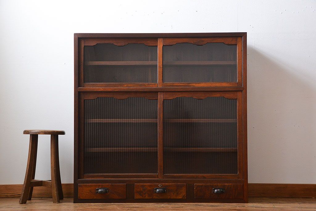 アンティーク家具　アンティーク　モールガラス入り薄型引き戸収納棚